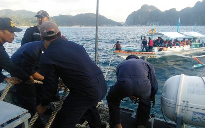 <p style="text-align: left;"><strong>RESCUED.</strong> Crewmen of Philippine Navy vessel BRP Federico Martir (PC 385) throws a rope to a crew of distressed motor banca Queen Cleopatra to tow it to the shore of El Nido on Friday afternoon (March 23, 2018). <em>(Photo by Public Affairs Office-Wescom)</em></p>