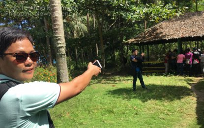 <p style="text-align: left;"><strong>EASEMENT ZONE SURVEY.</strong> Puerto Princesa Subterranean River National Park superintendent Elizabeth Maclang points to a structure at Mary's Cottage that had encroached in the 30-meter easement zone and coastal setback area in Sabang, Cabayugan on Wednesday (March 14, 2018). <em>(Photo by CARF) </em></p>