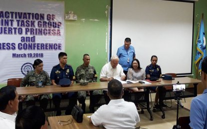 <p style="text-align: left;"><strong>TERROR FIGHTERS</strong>. (From left) Captain Cherryl Tindog, chief of the Public Affairs Office of the Western Command in Palawan; Senior Superintendent Ronnie Bacuel, deputy chief of the City Police Office; Lieutenant Colonel Dante Robert Grasparil, head of the Joint Task Group Puerto Princesa; Mayor Lucilo Bayron of Puerto Princesa City; Puerto Princesa City Legal Officer Atty. Arnel Pedrosa; Acting Puerto Princesa Vice Mayor Nancy Socrates, and Senior Inspector Mylene Petallo of the 2nd Special Operations Unit-Maritime Group during the signing of the ordinance that legally binds the urban anti-terrorism task group on Monday (March 19, 2018).<em> (Photo by CARF)</em></p>