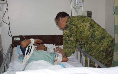 <p>Lt. Gen. Carlito Galvez Jr., Westmincom chief, visits on Thursday SSgt. Antonio Basa at the hospital. Basa, who belongs to the Army’s 5th Scout Ranger Battalion, was wounded while leading a squad of soldiers who clashed on Tuesday with the Abu Sayyaf bandits in Patikul, Sulu. <em><strong>(Photo courtesy: Westmincom PIO)</strong></em></p>