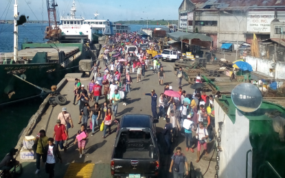 <p>Passengers unmindful of the scorching heat of the sun enter the port of Isabela City, Basilan to board a ferry bound for Zamboanga City. <em><strong>(File photo by: Teofilo P. Garcia Jr.)</strong></em></p>