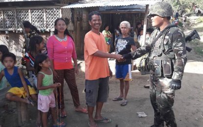 <p>A soldier of the Army's 33rd Infantry Battalion shares light moment with residents within the command's area of jurisdiction to help them win the war against communist guerrillas. <em><strong>(Photo courtesy: 33rd Infantry Battalion)</strong></em></p>