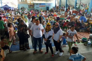 Young Moros sell shirts to raise fund for Marawi IDPs