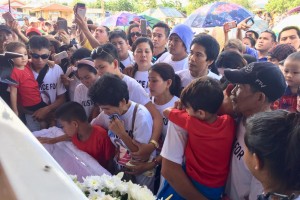 Thousands pay last respects to Demafelis