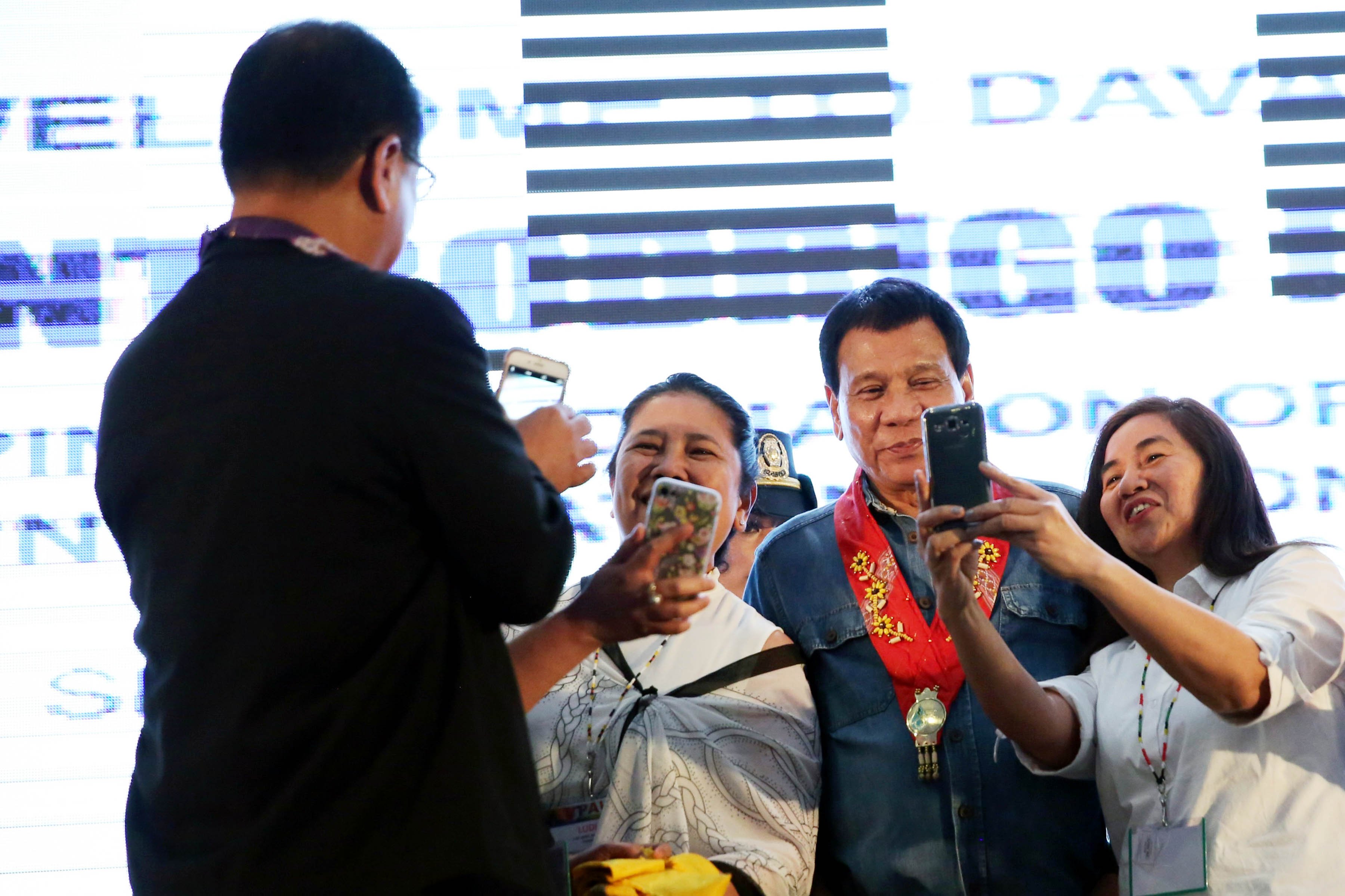 Pres. Duterte breaks protocol for selfie with delegates