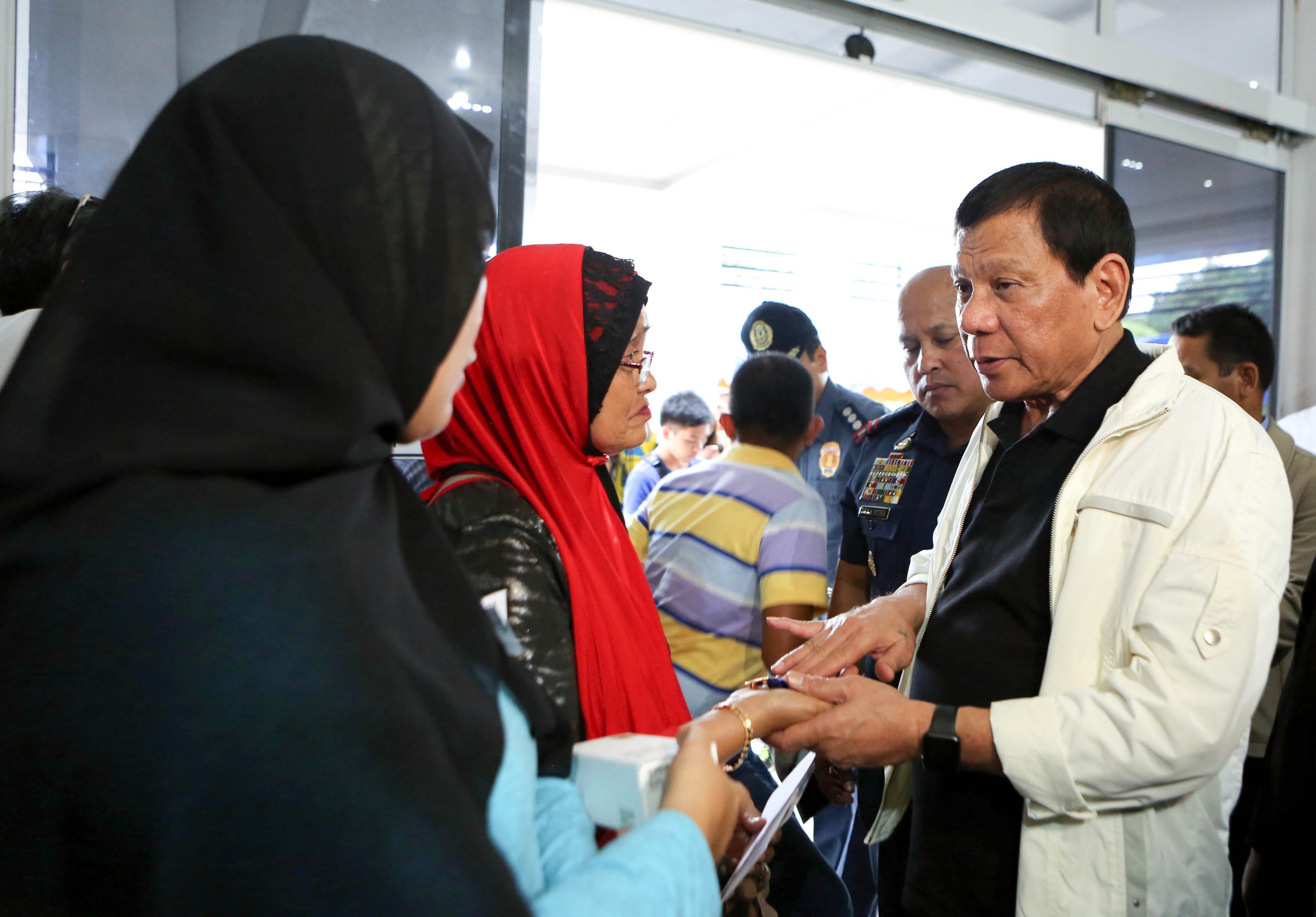 Pres. Duterte hands posthumous medal to mother of slain policeman