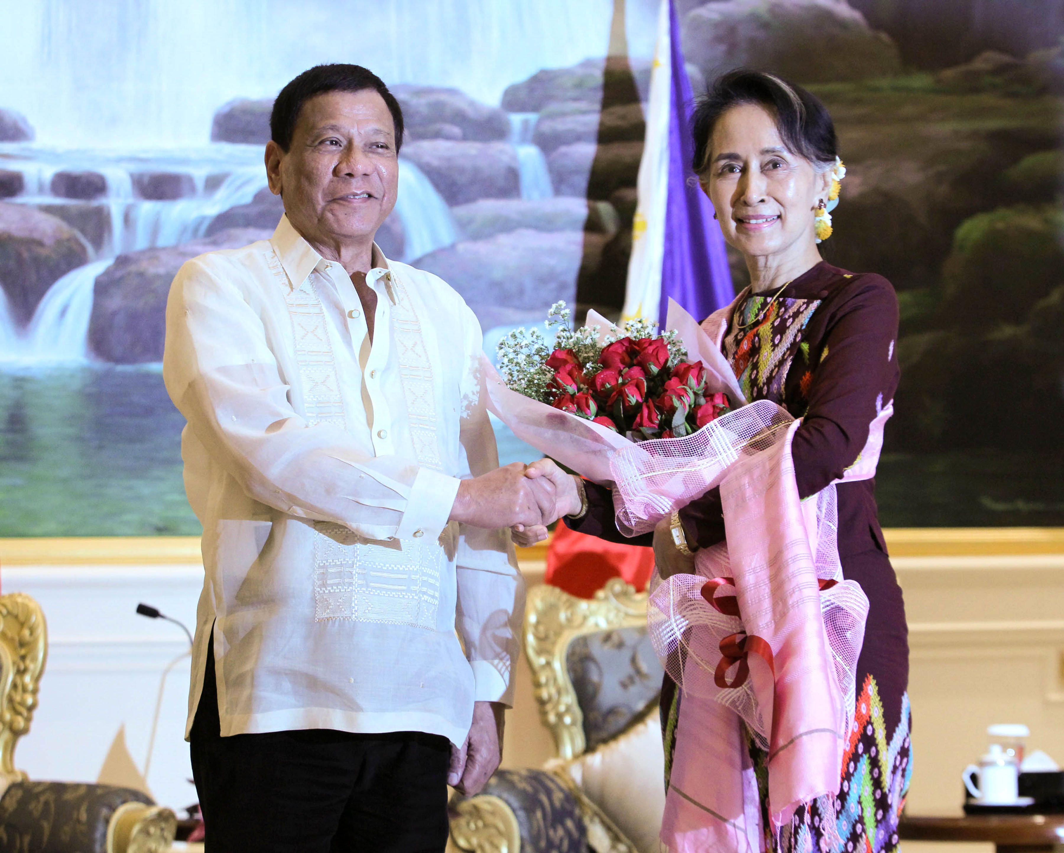 PRRD hands a bouquet of flowers to Myanmar Minister for Foreign Affairs Aung San Suu Kyi
