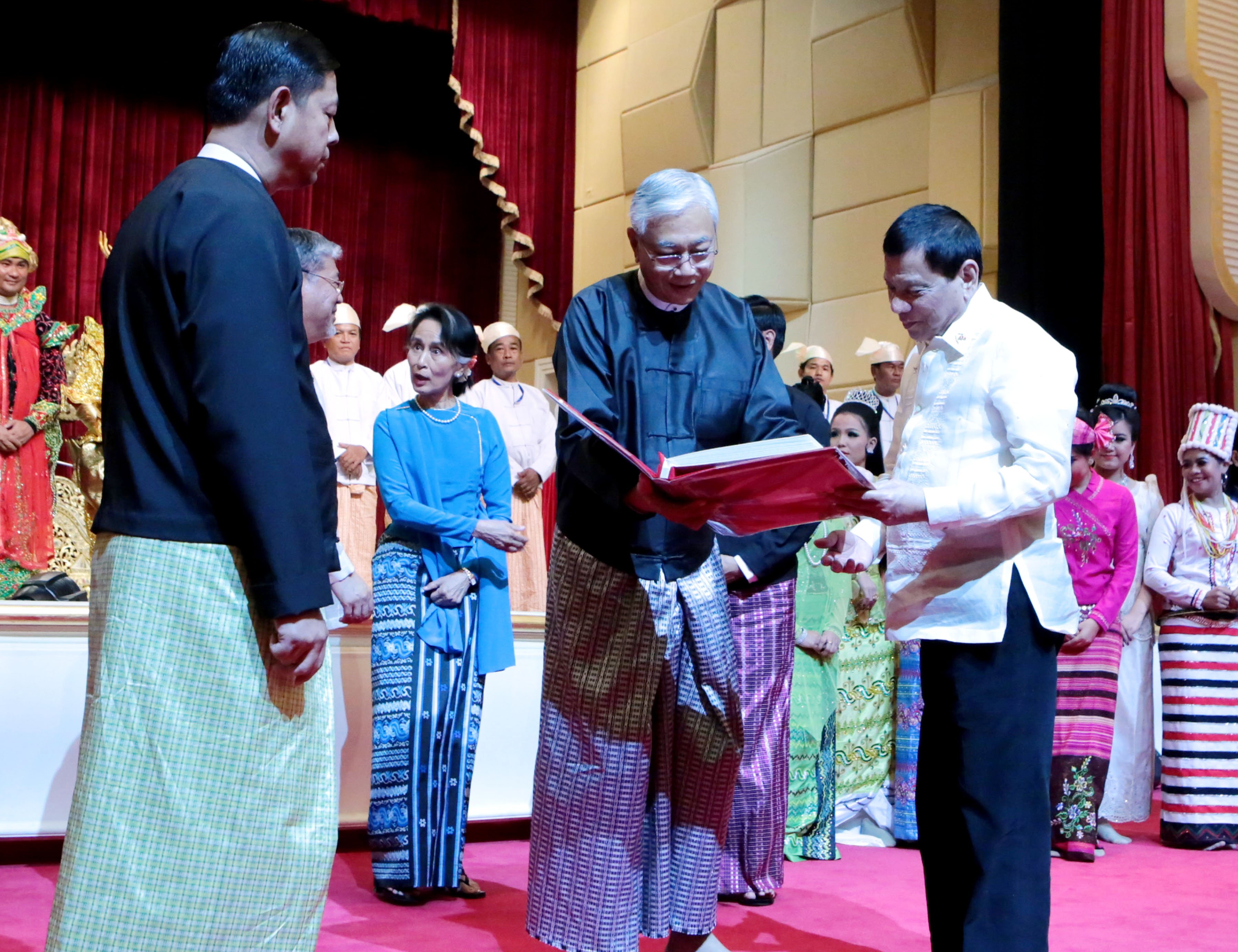 PRRD enjoys scheming through the token presented by Myanmar President U Htin Kiaw