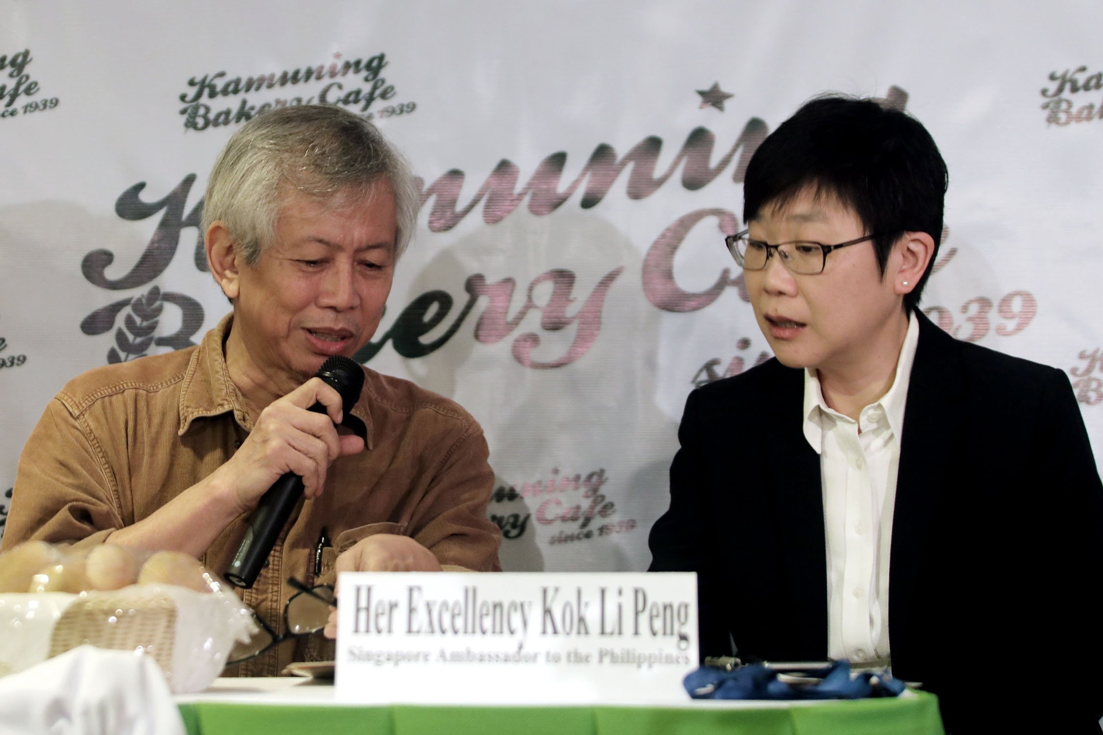 Singaporean Ambassador meets poet-writer Jose Lacaba at Pandesal Forum